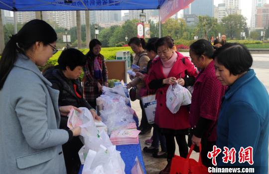 图为市民参观防范艾滋病宣传栏。 吕明 摄
